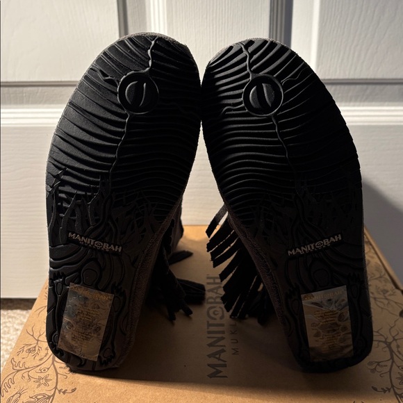 NWT Manitobah Mukluks Gray Suede Fringe Moccasin “Okotos” Boots Wmns Size 6 - Picture 5 of 7
